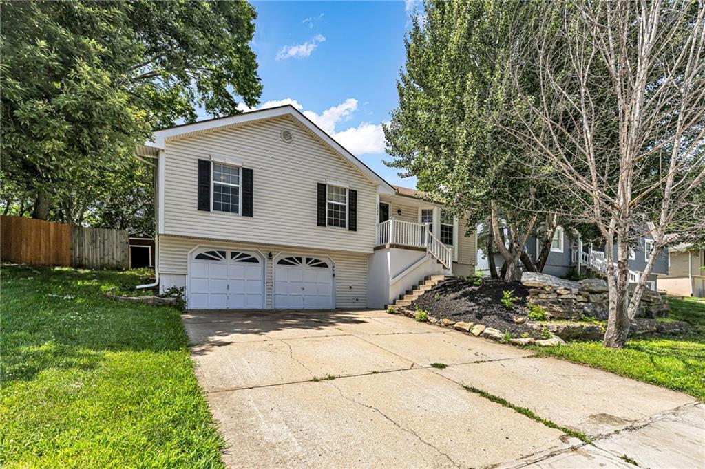 2nd image of 1504 Ne Auburn Dr, Lees Summit, MO 64086 | MLS# 2635304