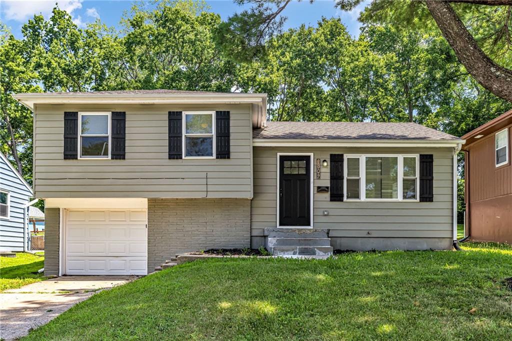 1st image of 4807 N Wallace Ave, Kansas City, MO 64119 | MLS# 2635330