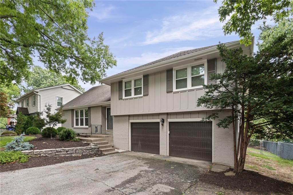 2nd image of 9439 Connell Dr, Overland Park, KS 66212 | MLS# 2635336