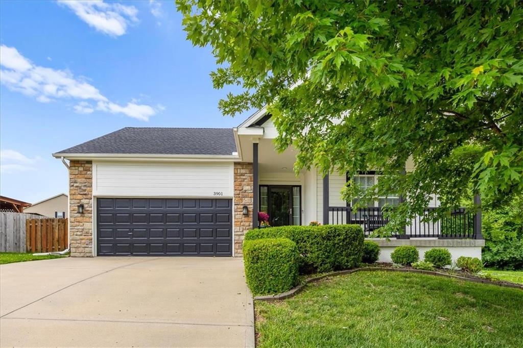 1st image of 3901 Nw Old Stagecoach Rd, Kansas City, MO 64154 | MLS# 2635364