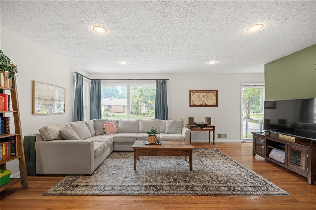 4th image of 8608 Belleview St, Kansas City, MO 64114 | MLS# 2635375