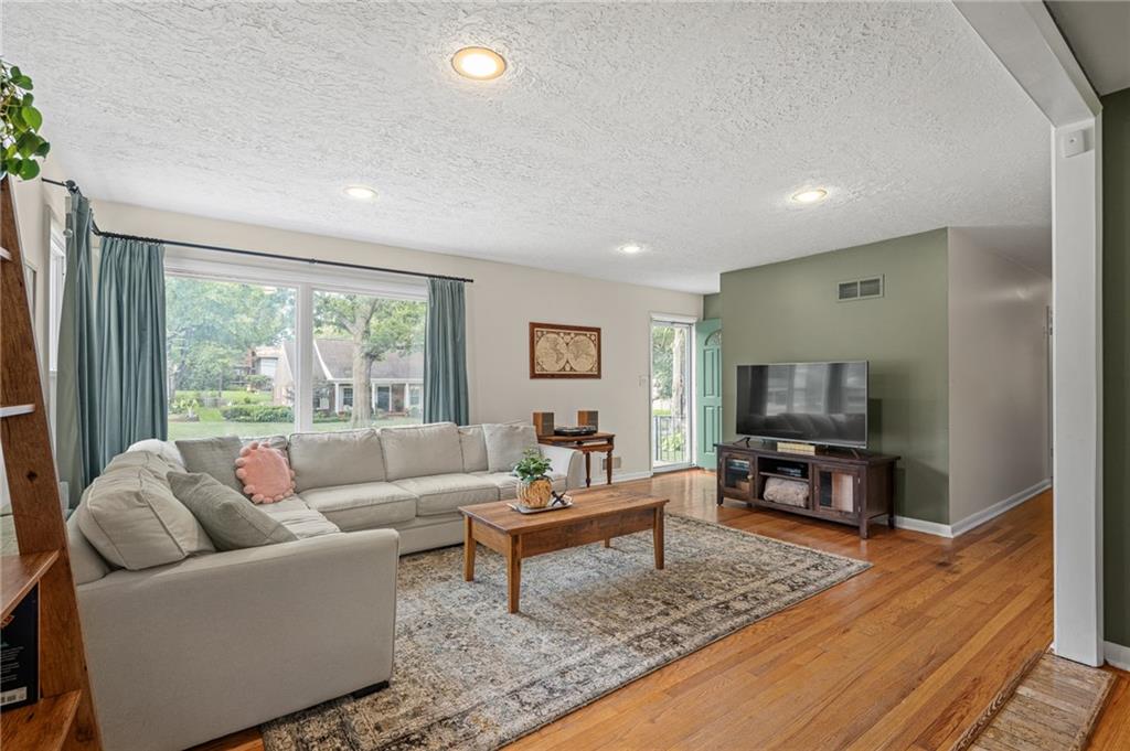 3rd image of 8608 Belleview St, Kansas City, MO 64114 | MLS# 2635375
