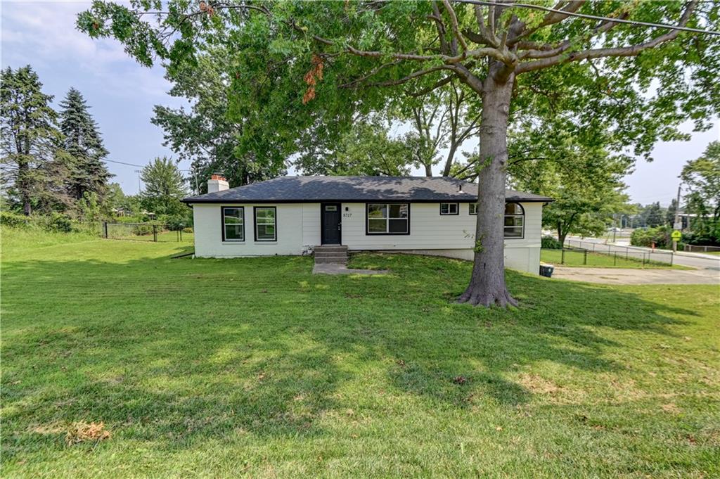 2nd image of 8717 Old Stagecoach Rd, Kansas City, MO 64154 | MLS# 2635390