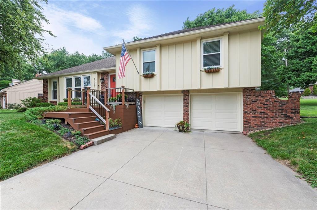 2nd image of 1705 Ne Pine Cir, Blue Springs, MO 64014 | MLS# 2635433