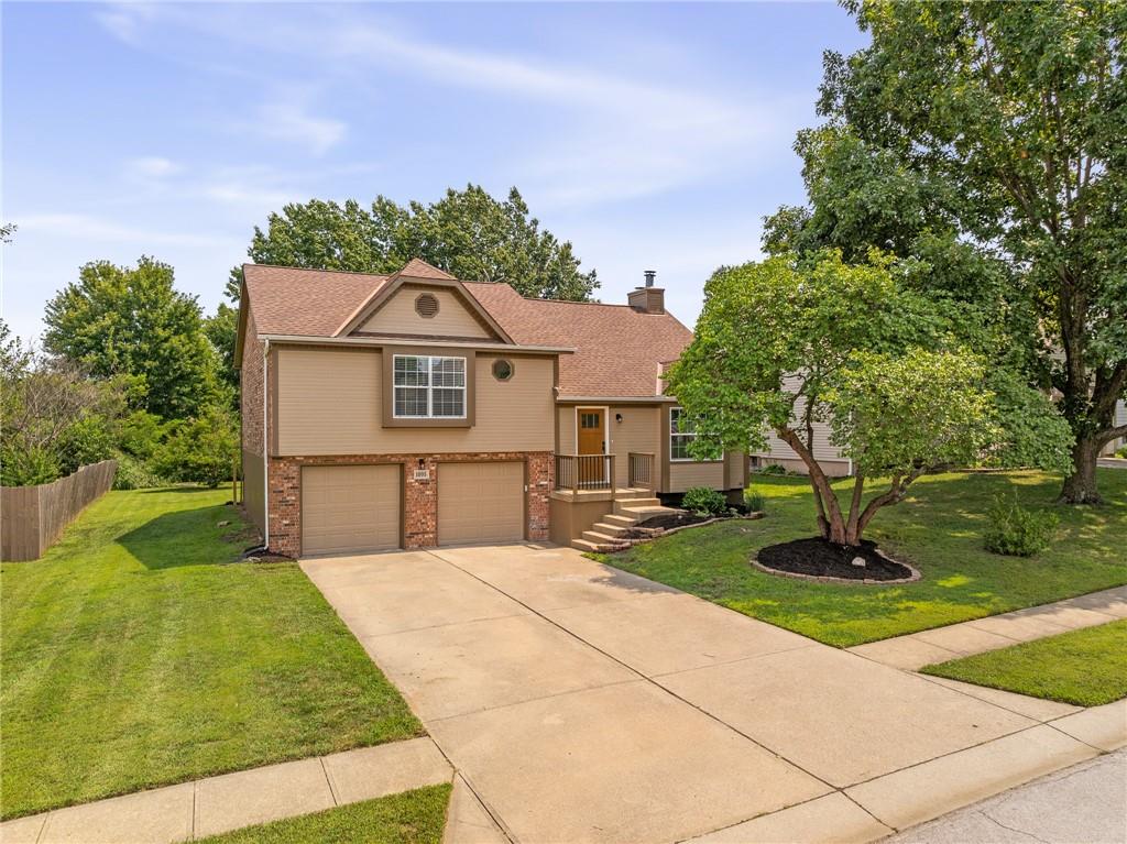 1st image of 1005 Se Bridgehampton Wy, Lees Summit, MO 64081 | MLS# 2635447