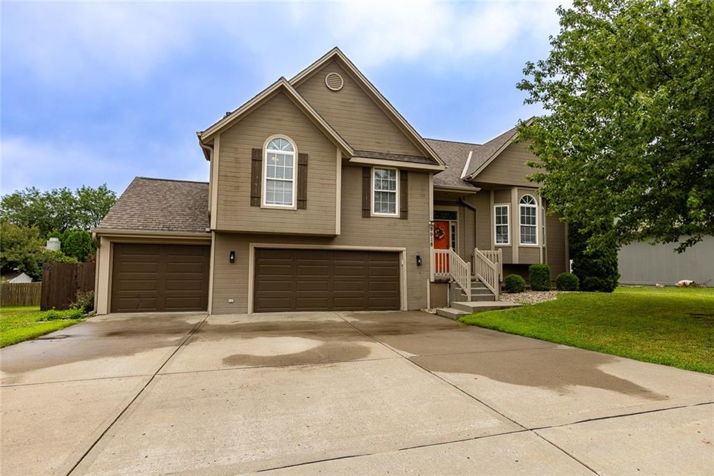 1st image of 9918 N Highland Pl, Kansas City, MO 64155 | MLS# 2635596