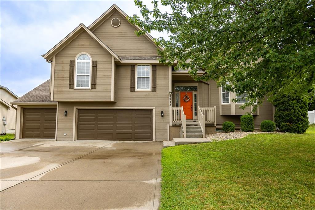 2nd image of 9918 N Highland Pl, Kansas City, MO 64155 | MLS# 2635596