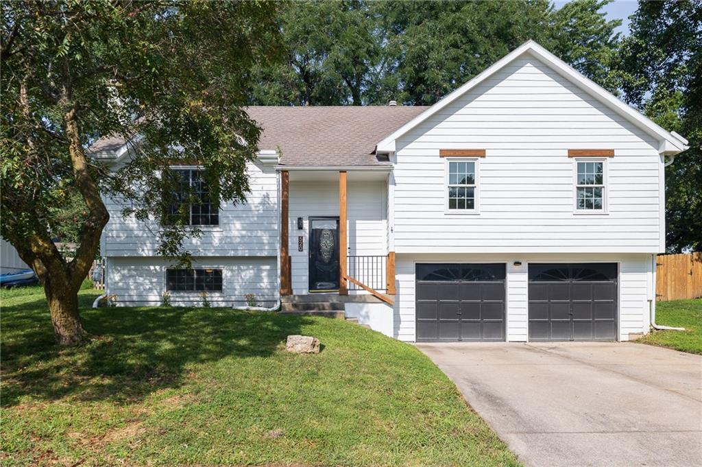 1st image of 520 Ne Bristol Dr, Lees Summit, MO 64086 | MLS# 2635717