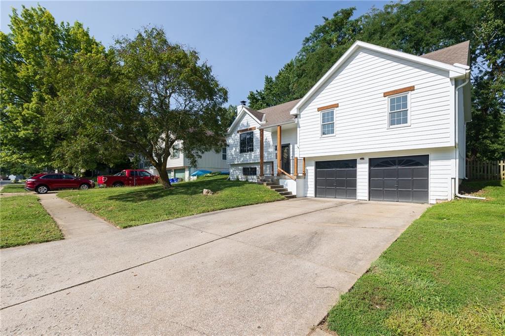 2nd image of 520 Ne Bristol Dr, Lees Summit, MO 64086 | MLS# 2635717