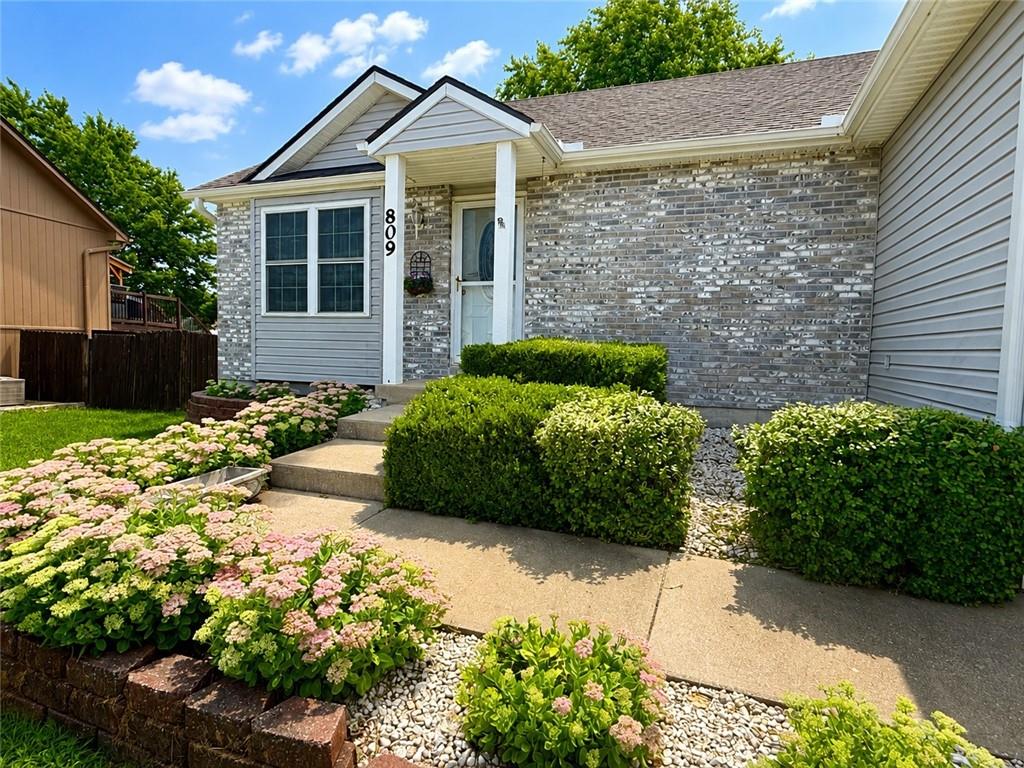 2nd image of 809 Sw Graystone Dr, Grain Valley, MO 64029 | MLS# 2635769