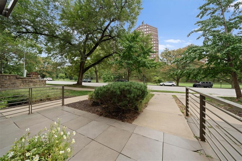 4th image of 4524 Mill Creek Pkwy #402, Kansas City, MO 64111 | MLS# 2635781