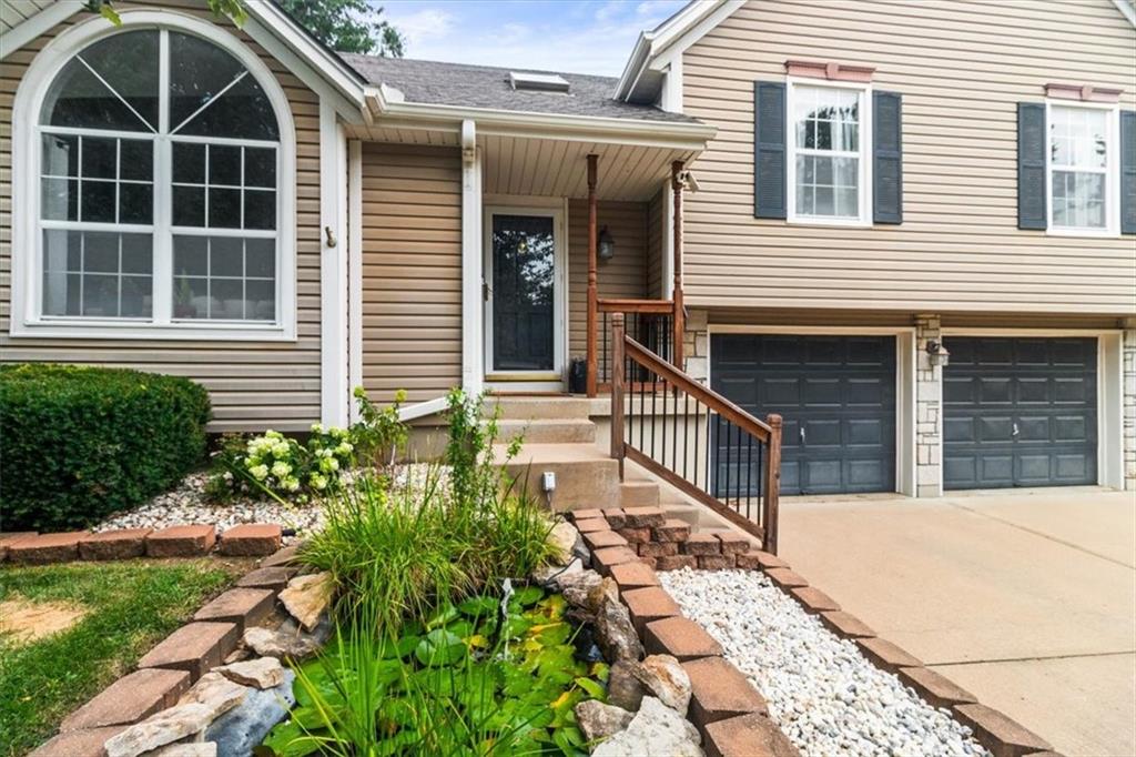 2nd image of 427 Se Franklin Ct, Blue Springs, MO 64014 | MLS# 2635849