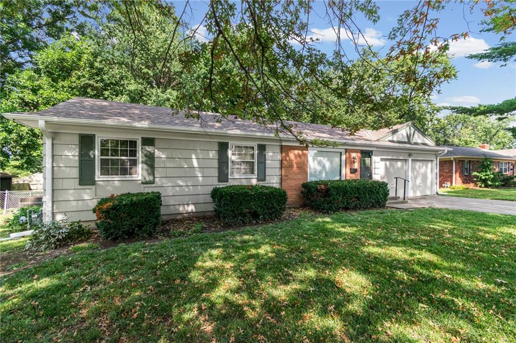 2nd image of 10330 Dearborn Dr, Overland Park, KS 66207 | MLS# 2635857