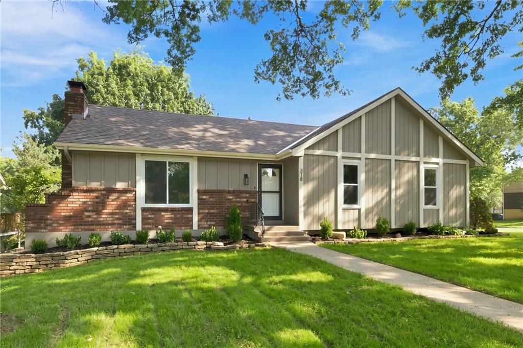 2nd image of 318 Ne Colonial Ct, Lees Summit, MO 64064 | MLS# 2635887