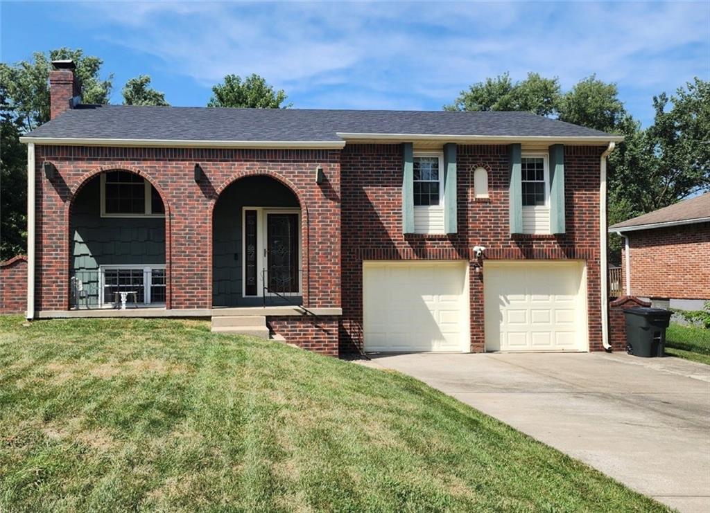 1st image of 2901 Nw Castle Dr, Blue Springs, MO 64015 | MLS# 2635907