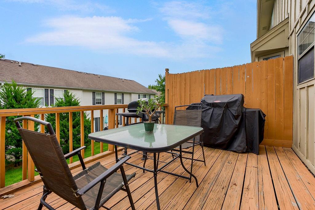 2nd image of 404 NE 6th St, Blue Springs, MO 64014