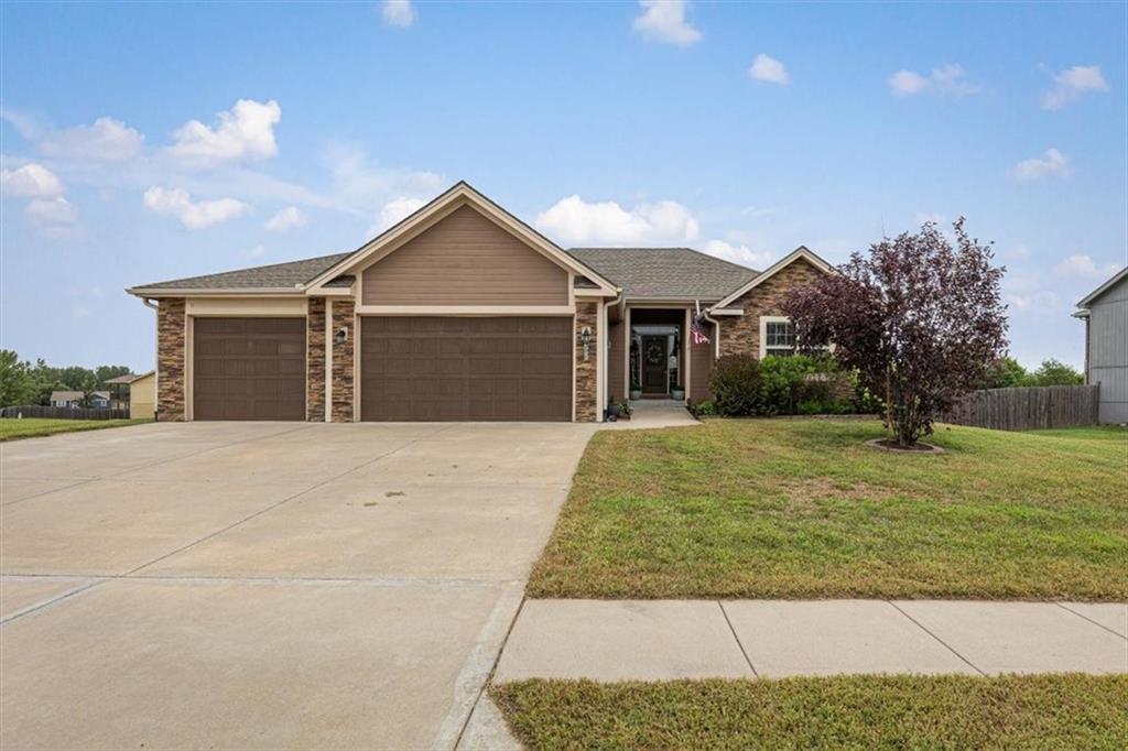 Photo 2 of Single family home for sale at 200 Rock Crk Ter, Smithville, MO 64089 | MLS# 2636053 | Listing updated on 2026-09-02