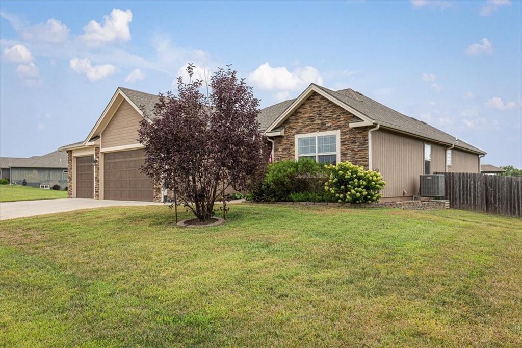 Photo 4 of Single family home for sale at 200 Rock Crk Ter, Smithville, MO 64089 | MLS# 2636053 | Listing updated on 2026-09-02