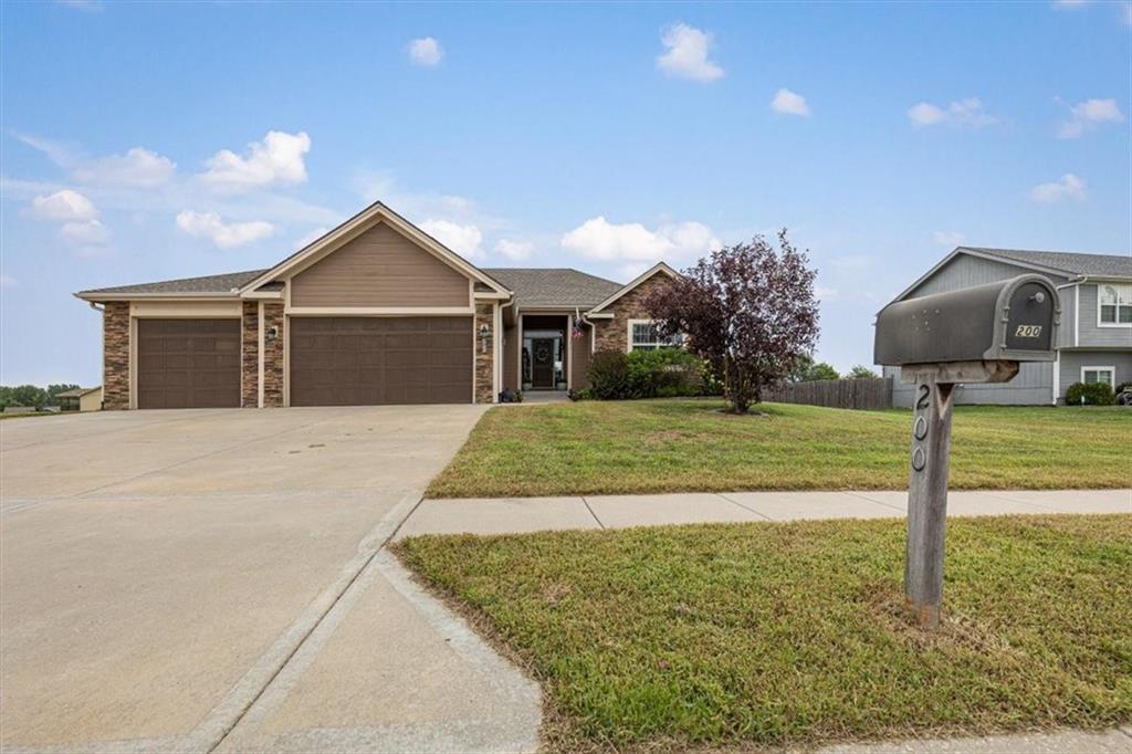 Photo 3 of Single family home for sale at 200 Rock Crk Ter, Smithville, MO 64089 | MLS# 2636053 | Listing updated on 2026-09-02