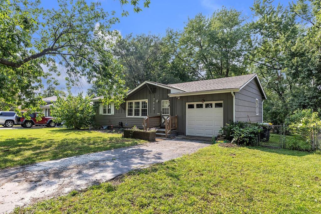 2nd image of 7414 Park Forest Ln, Kansas City, MO 64152 | MLS# 2636076