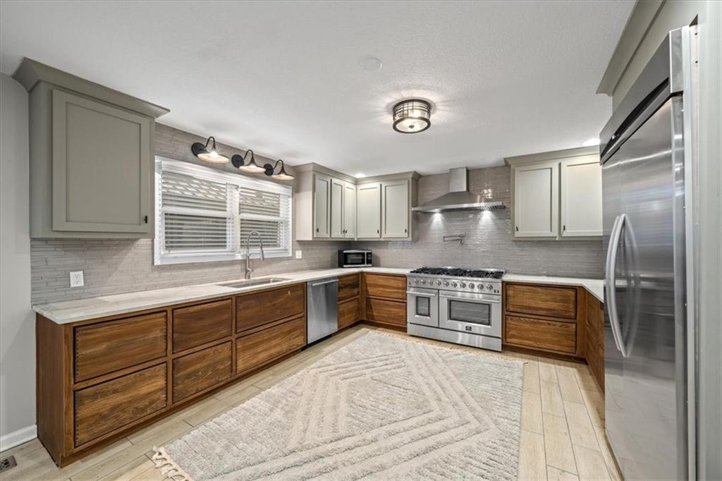 2nd image of 3617 Nw Blue Jacket Dr, Lees Summit, MO 64064 | MLS# 2636085