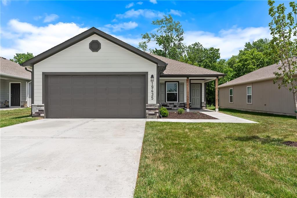 1st image of 435 Valley View Dr, Tonganoxie, KS 66086 | MLS# 2636127