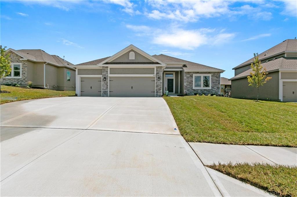 1st image of 11028 N Corrington Ave, Kansas City, MO 64156 | MLS# 2636196