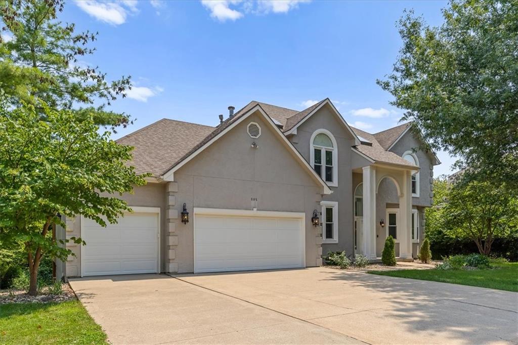 2nd image of 605 Edgewood Dr, Lee's Summit, MO 64081 | MLS# 2636197