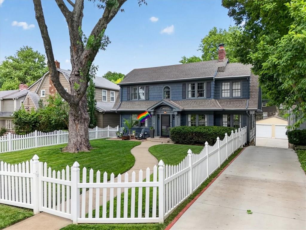 2nd image of 5637 Oak St, Kansas City, MO 64113 | MLS# 2636201