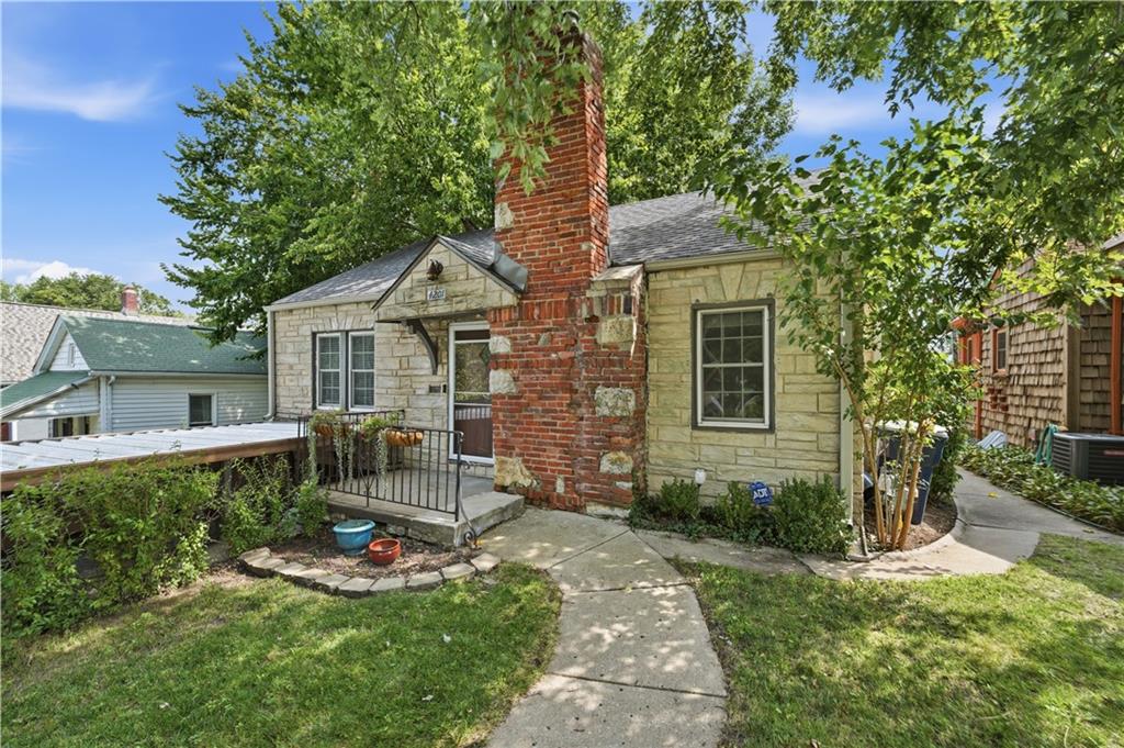 2nd image of 4201 Roanoke Rd, Kansas City, MO 64111 | MLS# 2636205