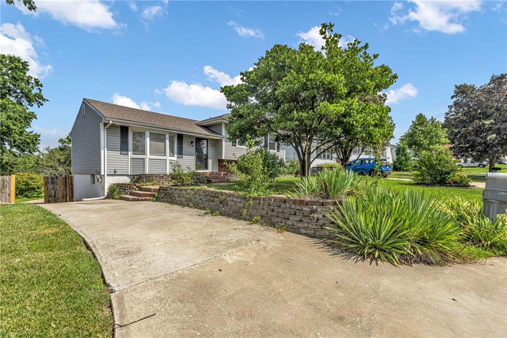 2nd image of 1304 Nw 65th Ter, Kansas City, MO 64118 | MLS# 2636298