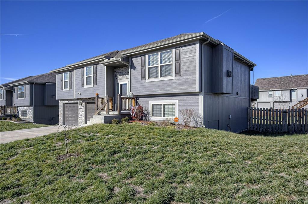 2nd image of 214 Ne Greystone Wy, Grain Valley, MO 64029 | MLS# 2636331