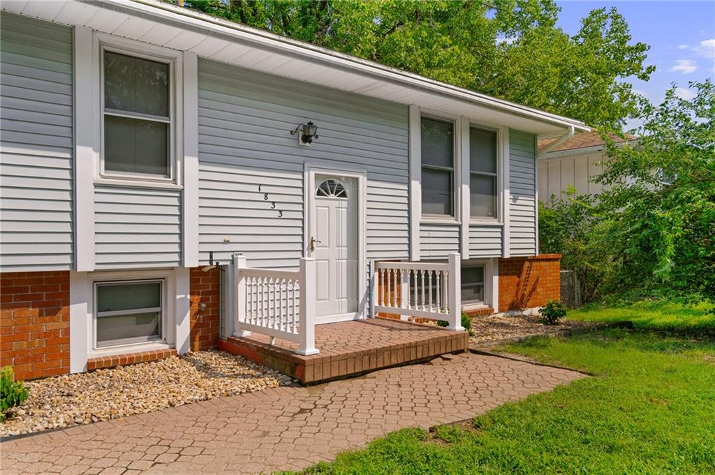 2nd image of 1833 N York St, Independence, MO 64058 | MLS# 2636393
