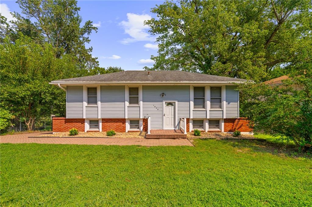 1st image of 1833 N York St, Independence, MO 64058 | MLS# 2636393