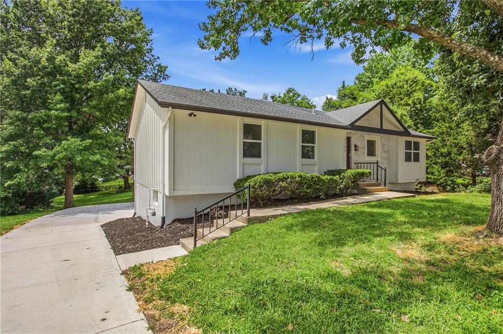 3rd image of 3702 Ne Grant St, Lee's Summit, MO 64064 | MLS# 2636414