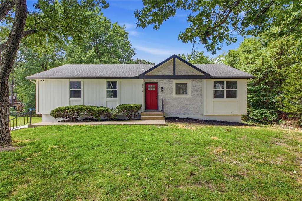 1st image of 3702 Ne Grant St, Lee's Summit, MO 64064 | MLS# 2636414