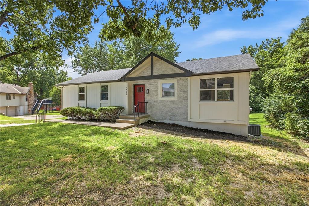 2nd image of 3702 Ne Grant St, Lee's Summit, MO 64064 | MLS# 2636414
