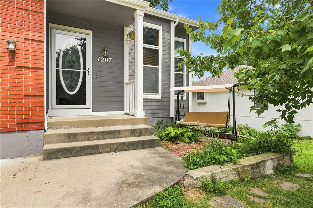 2nd image of 1207 Sw Eastman Ct, Blue Springs, MO 64015 | MLS# 2636426