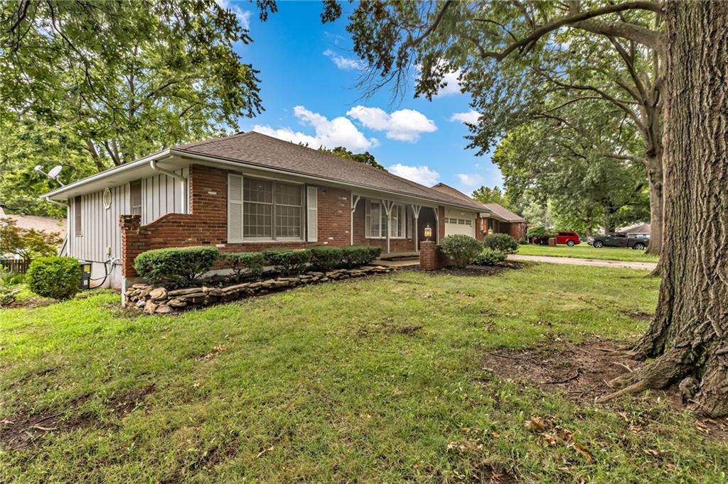 2nd image of 1235 Sw Horizon Dr, Blue Springs, MO 64015 | MLS# 2636447