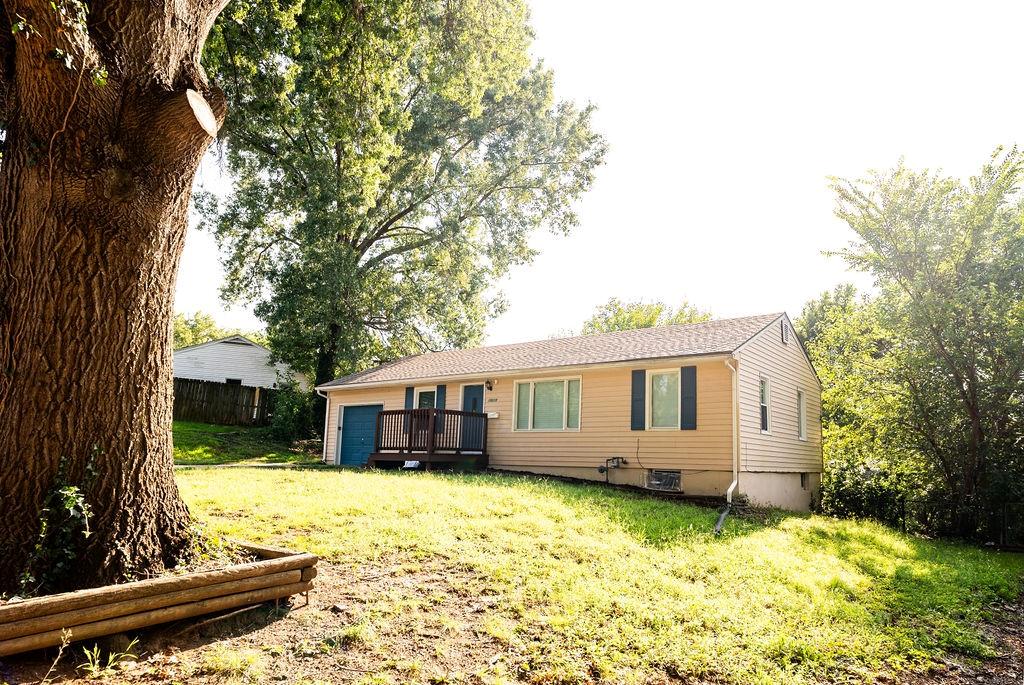 2nd image of 10010 Bellaire Ave, Kansas City, MO 64134 | MLS# 2636451