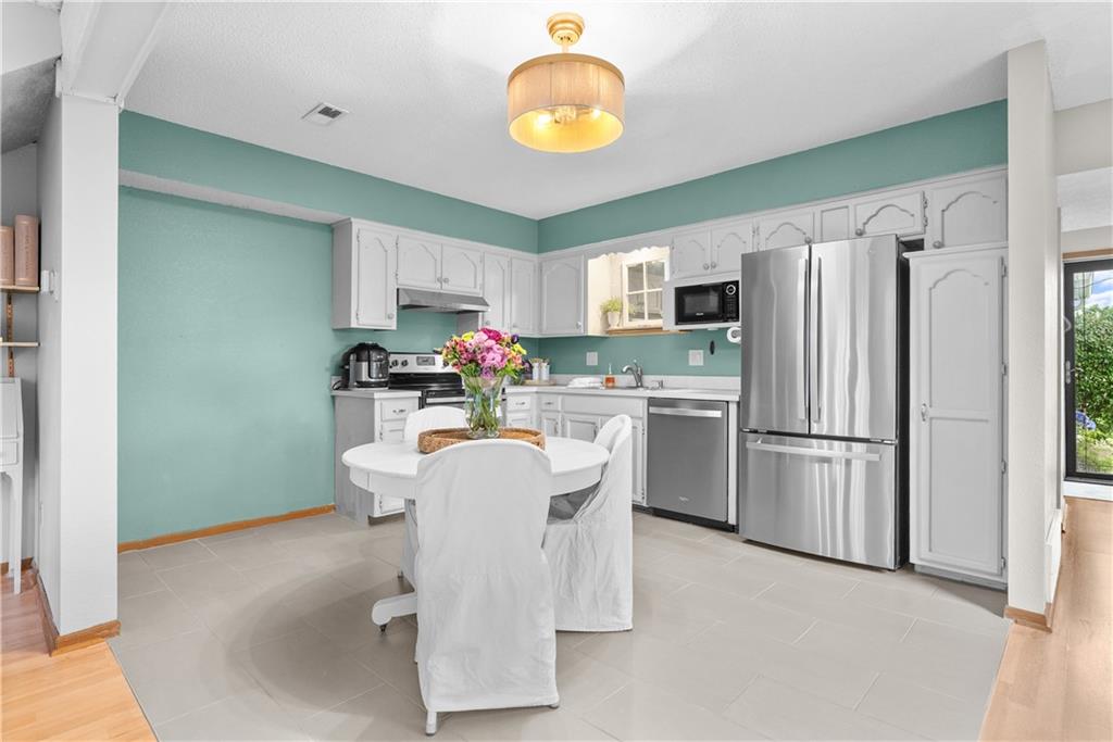 5th image of 518 NE 6th St, Blue Springs, MO 64014