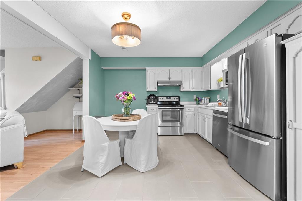 3rd image of 518 NE 6th St, Blue Springs, MO 64014