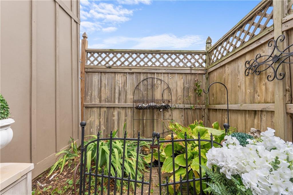 2nd image of 518 NE 6th St, Blue Springs, MO 64014