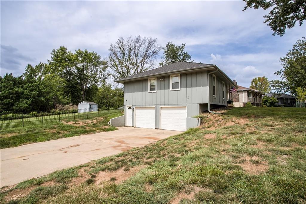 3rd image of 3800 Ne Carriage St, Lees Summit, MO 64064 | MLS# 2636481