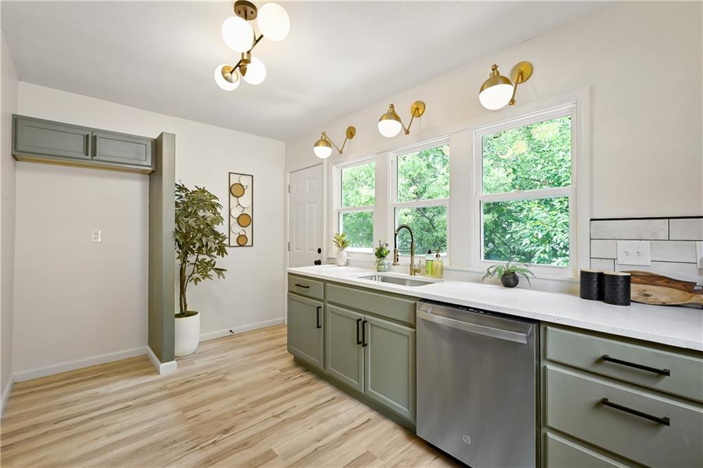 5th image of 402 E Fair St, Independence, MO 64055 | MLS# 2636577