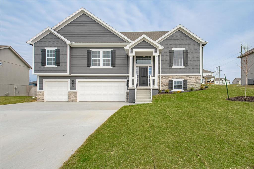 1st image of 1038 Fir Ln, Liberty, MO 64068 | MLS# 2636616