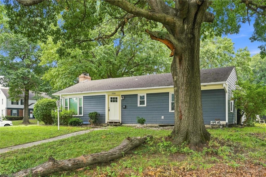 2nd image of 1216 Meadow Lake Pkwy, Kansas City, MO 64114 | MLS# 2636654