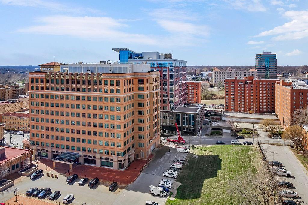 2nd image of 4646 Broadway Blvd, Kansas City, MO 64112