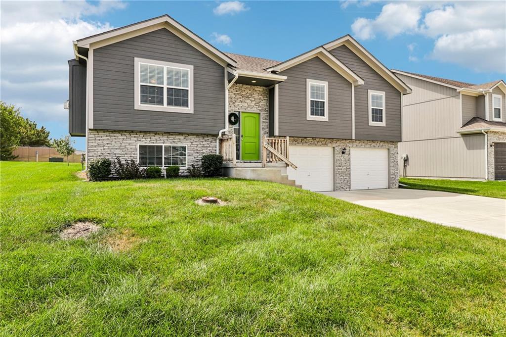 2nd image of 1701 Nw Hilltop Ct, Grain Valley, MO 64029 | MLS# 2636769