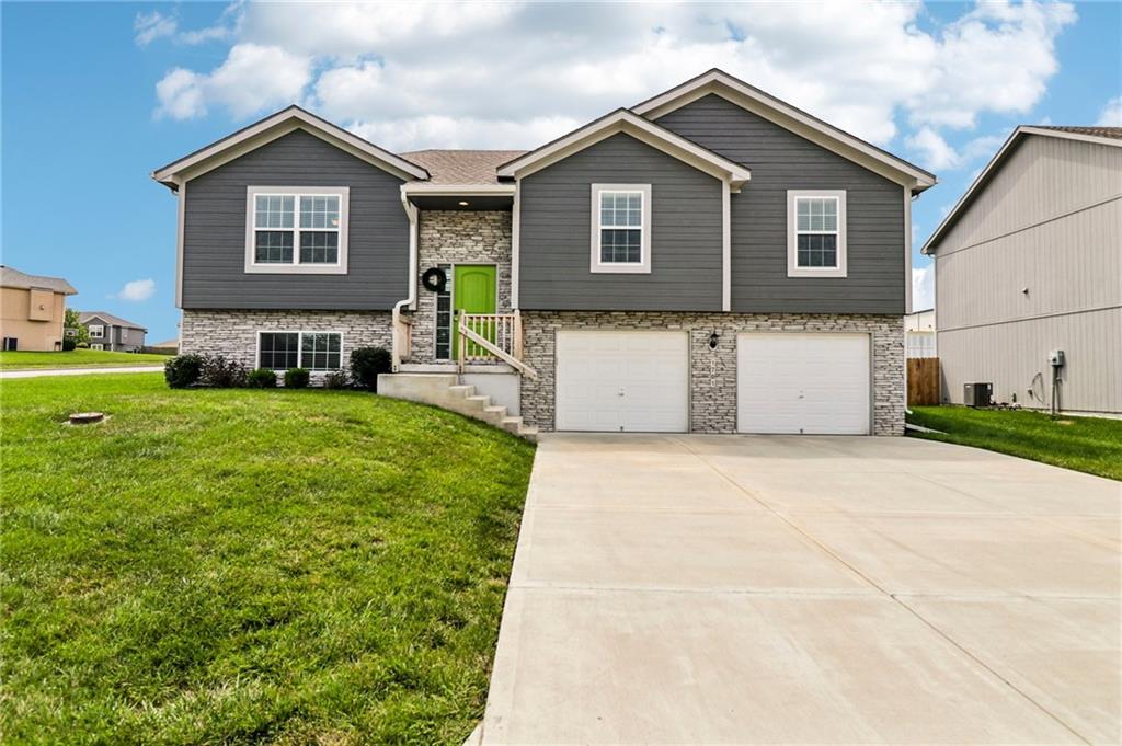 1st image of 1701 Nw Hilltop Ct, Grain Valley, MO 64029 | MLS# 2636769